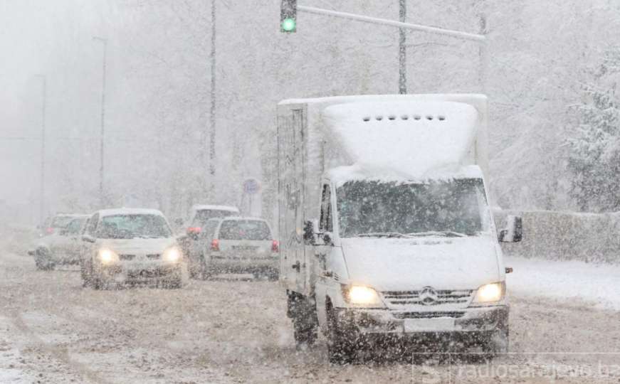 Snijeg zabijelio Bosnu i Hercegovinu i otežao odvijanje u saobraćaju